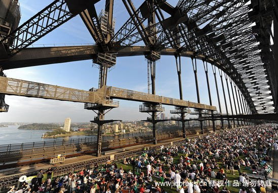 悉尼海港大桥6千人共进早餐创世界纪录(图)