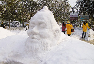 河北雪雕：孔子机器猫雷锋等栩栩如生