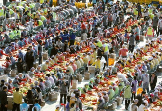 韩国数千民众集体做泡菜 场面十分壮观