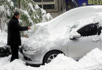 暴雪后的石家庄：屋顶积雪比人还高