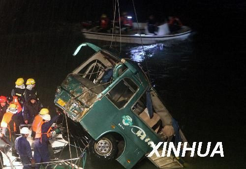 山东威海发生客车坠海　13人死亡（1）(图)