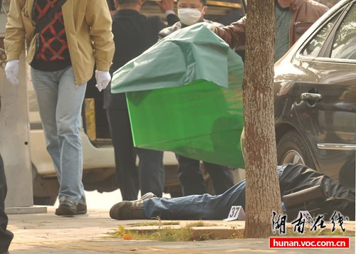 长沙男子从银行取钱后被枪击中身亡(组图)