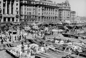老照片:1948年上海难民哄抢救援物资