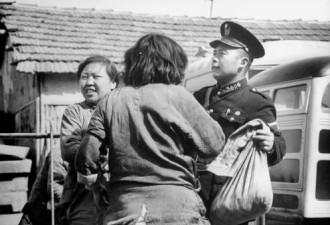 老照片:1948年上海难民哄抢救援物资