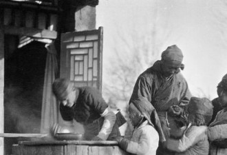 老照片:民国初年北京的粥厂和饥民