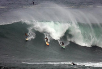 夏威夷惊现15米巨浪 冲浪者挑战极限