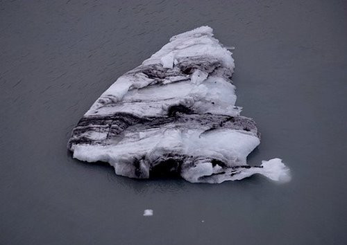 风化撞击下的条纹冰山