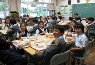 实拍：看日本学校食堂都做什么饭？