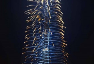 华丽壮观炫目:被焰火包围的迪拜塔