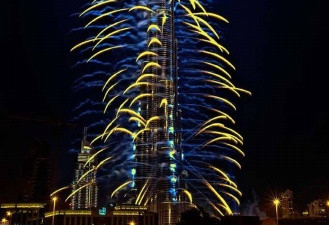 华丽壮观炫目:被焰火包围的迪拜塔