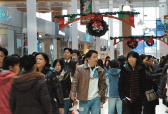 世界日报：圣诞日 万锦太古商场涌人潮