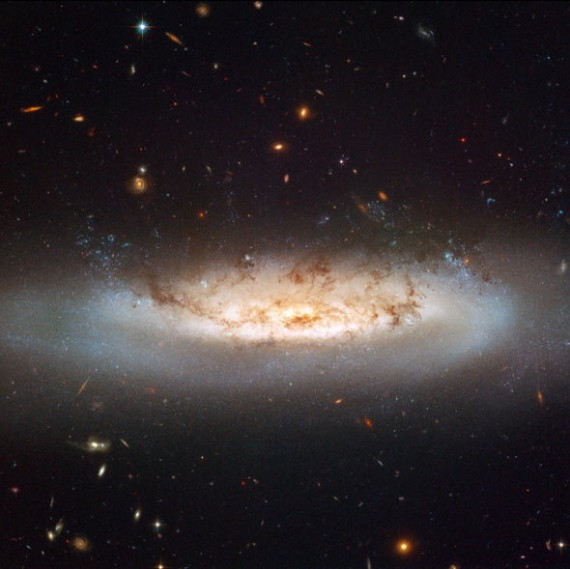 “NGC 4522”星系的顶部正释放出大量的气体和尘埃。