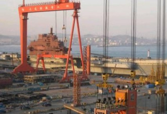 中国在改造瓦良格航母 已安装雷达桅杆