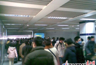 上海地铁一号线两车相撞 导致全线瘫痪