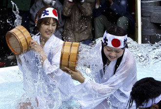 日本男女寒冬冷水浇身参加传统净化仪式