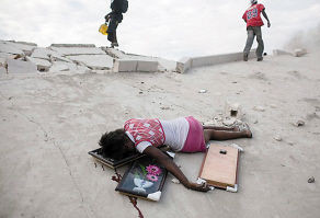 海地15岁女孩捡3张装饰画被当街击毙