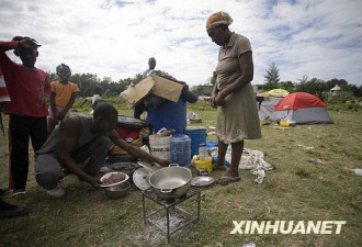 海地震区难民疯抢生活用品以泥土充饥