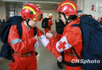 海地震区难民疯抢生活用品以泥土充饥