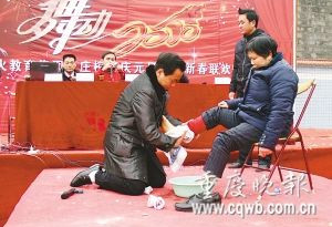 重庆一校长当着上千人给母亲下跪洗脚