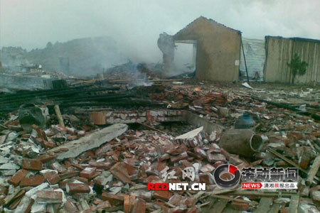 湖南1家鞭炮厂爆炸3名消防员遇难(组图)