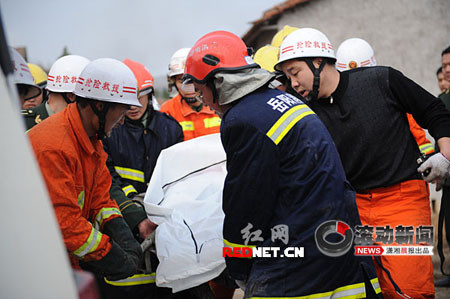 湖南1家鞭炮厂爆炸3名消防员遇难(组图)