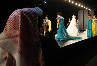 黎巴嫩女模演绎内衣秀 带来别样性感