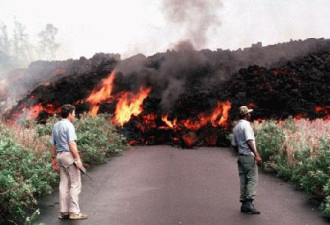 敬业:科学家冒死拍摄火山熔岩大喷涌
