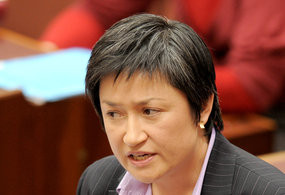 华裔女部长遭骂“支那” 总理斥歧视