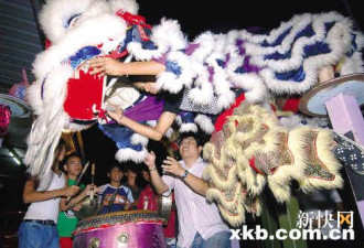 春节“撞上”情人节 老外也过中国年