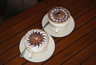 艺术创意无处不在:在咖啡上用奶沫作画