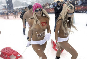 德国小镇趣闻 举行雪上裸体滑行大赛