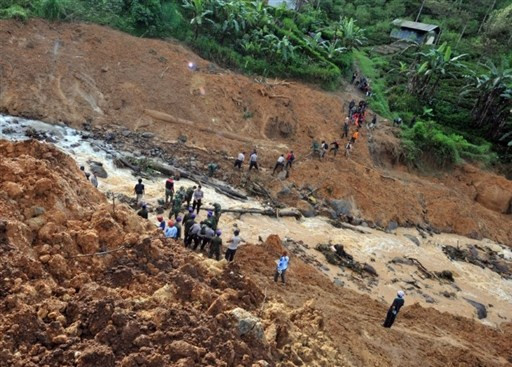 印尼山体滑坡致15人死亡57人被埋(组图)