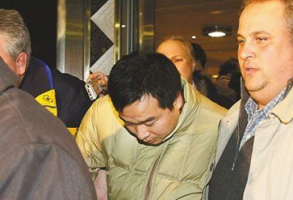 留学生吻瘫美国机场 首次出庭不认罪