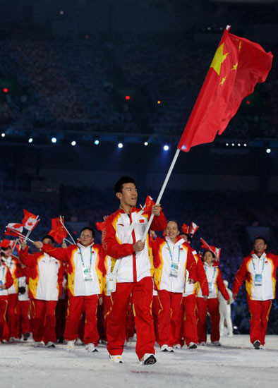韩晓鹏出任冬奥开幕式中国旗手高举国旗领军入场