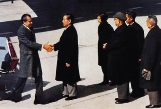 周恩来与尼克松握手照里谁曾被抹去？