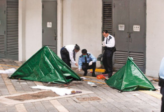 老妇晒衣服不慎坠楼 飞来横祸压死路人