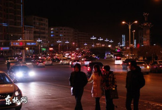 黑龙江发生地震：市民聚集到广场避难
