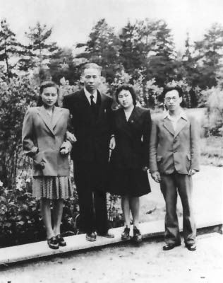 1949年8月,刘少奇在莫斯科同刘允斌、刘爱琴及朱德的女儿朱敏合影