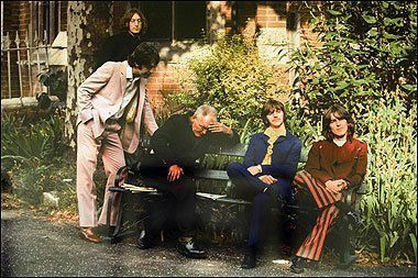 披头士1968年珍贵合照曝光 列侬躺地装死(组图)