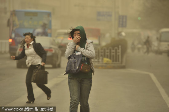 我国北方发生入春后首次高强度沙尘天气(组图)