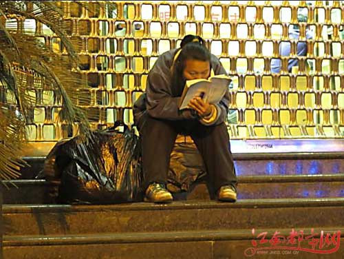 流浪女每晚借灯光看金庸小说走红网络(图)