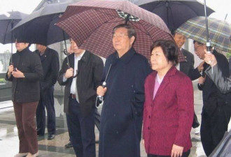 朱镕基自己撑伞满头白发突然现身福州