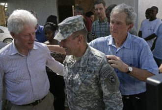 布什与难民握手后用克林顿的衬衫擦手