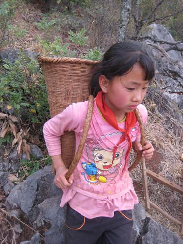 12岁女孩为取饮用水穿越1200米绝壁悬崖(图)