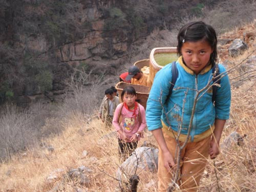 12岁女孩为取饮用水穿越1200米绝壁悬崖(图)