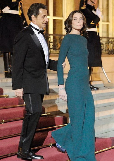 法国第一夫人穿性感礼服迎接俄总统(组图)