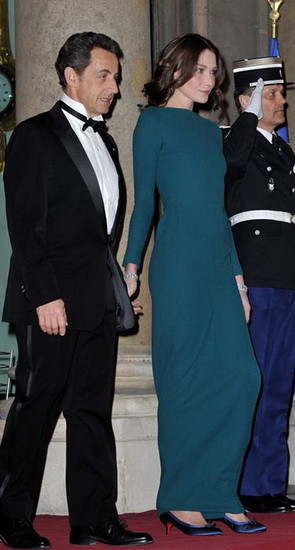 法国第一夫人穿性感礼服迎接俄总统(组图)
