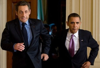 萨科齐和奥巴马小跑，似蝙蝠侠和罗宾