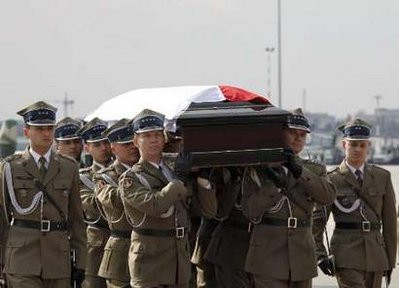 搭载波兰总统遗体的飞机抵达华沙(组图)