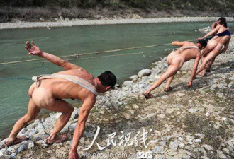 湖北省神农溪应游客要求恢复裸体拉纤